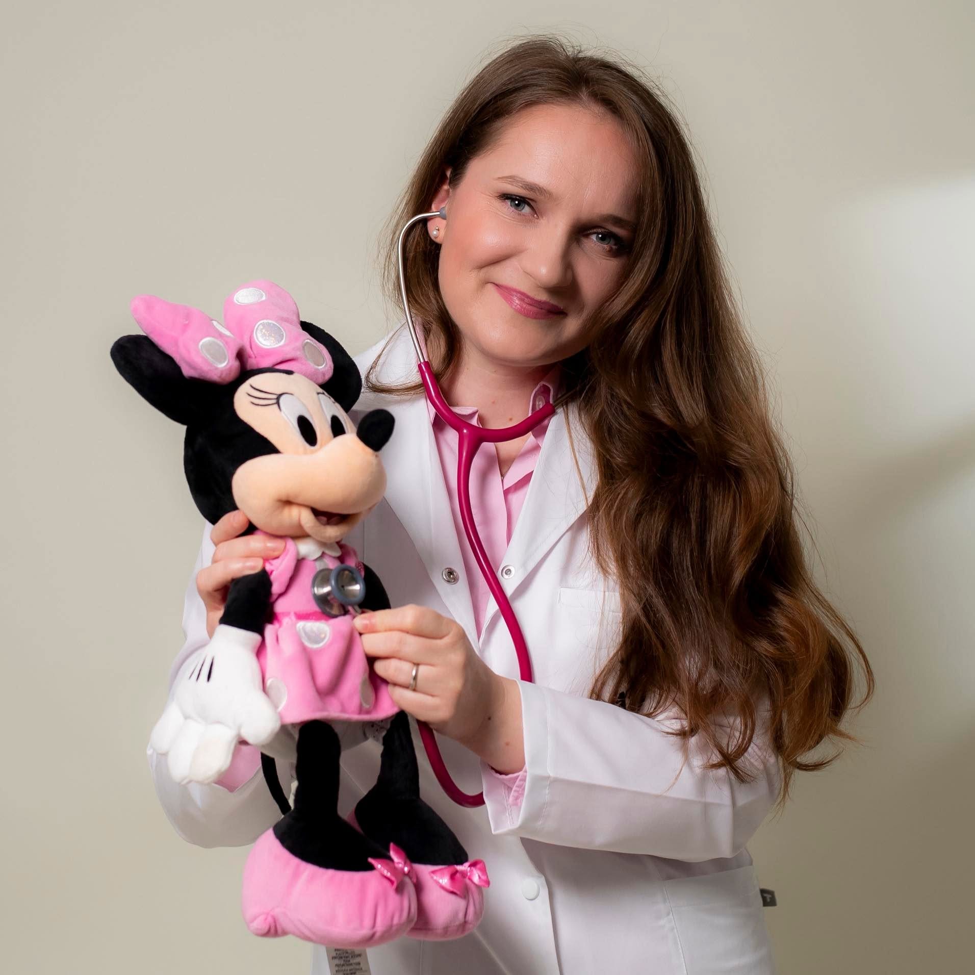 Dr. Ioana Latcu, medic pediatru, cu stetoscop